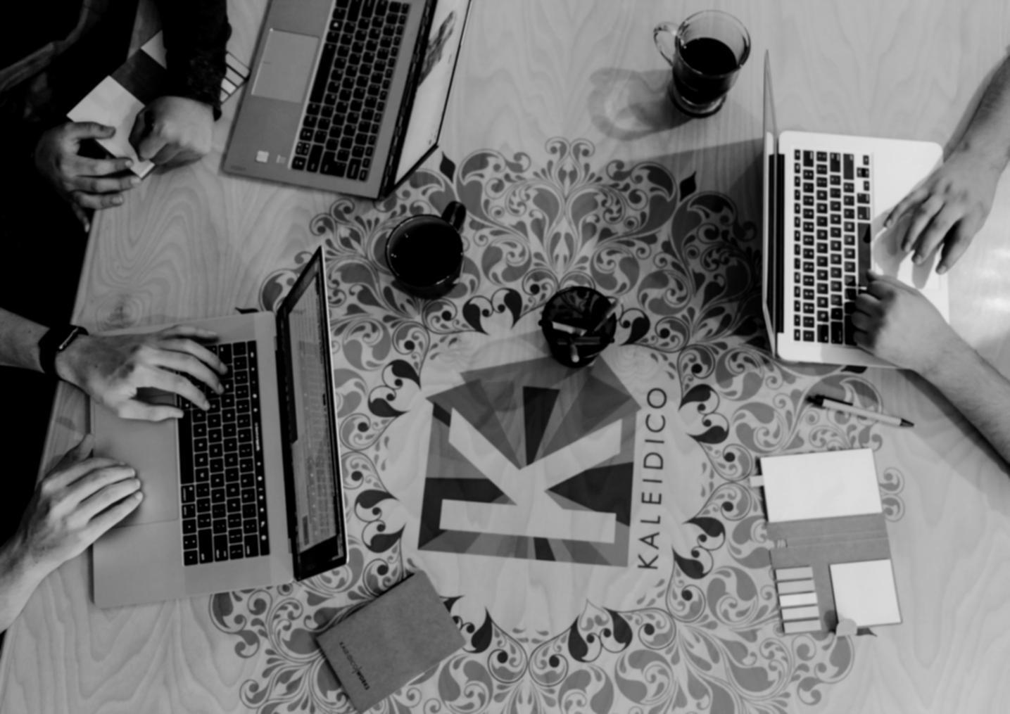 Teilnehmende während einer Sitzung im Austausch